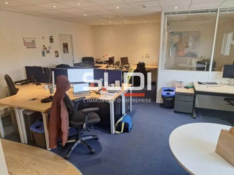 Office in Chassieu for lease - Interior Photo - Image 3 of 5