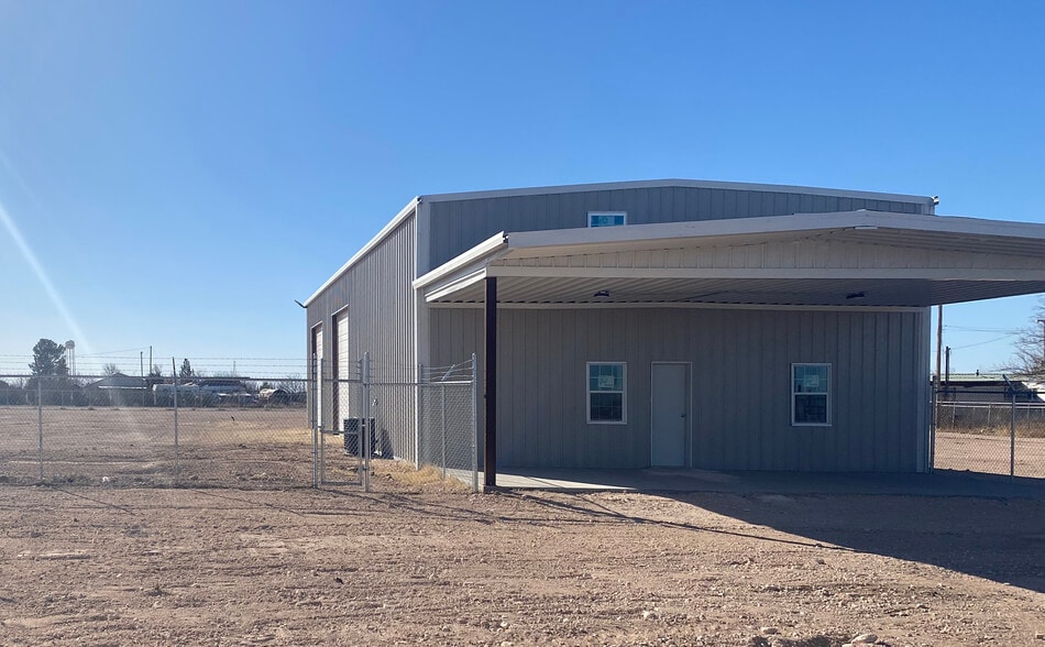 852 W 31st St, Monahans, TX for lease - Building Photo - Image 1 of 9