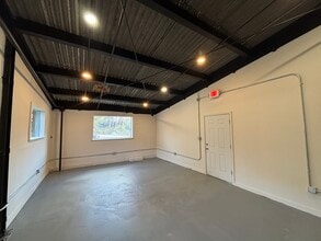 3502 SCOTTS Ln, Philadelphia, PA for lease Interior Photo- Image 2 of 3