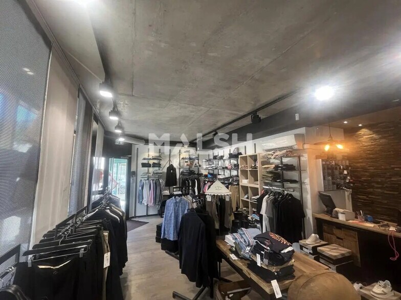 Retail in Charbonnières-les-Bains for lease - Interior Photo - Image 3 of 7