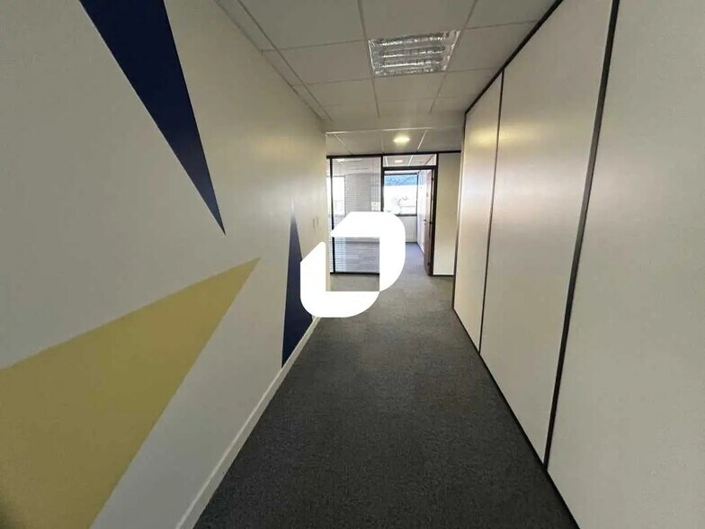 Office in Ermont for lease - Interior Photo - Image 2 of 12