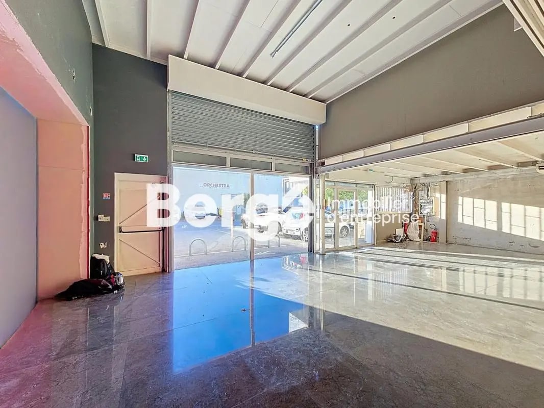 Retail in Mandelieu-la-Napoule for lease Interior Photo- Image 1 of 10