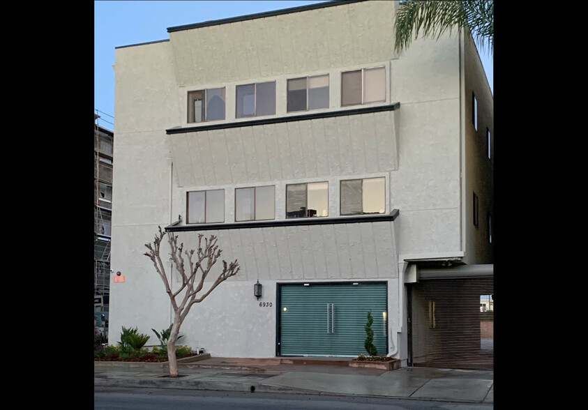 6930 Owensmouth Ave, Canoga Park, CA for lease - Building Photo - Image 1 of 16