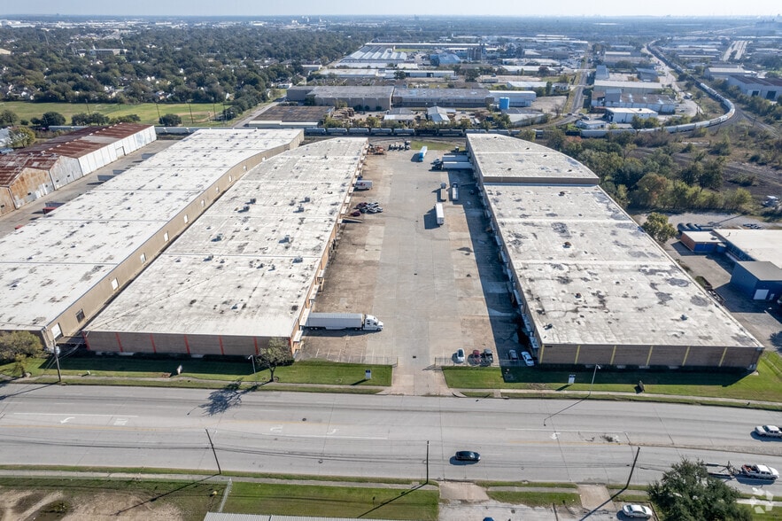 1020 Lockwood Dr, Houston, TX for lease - Aerial - Image 2 of 6