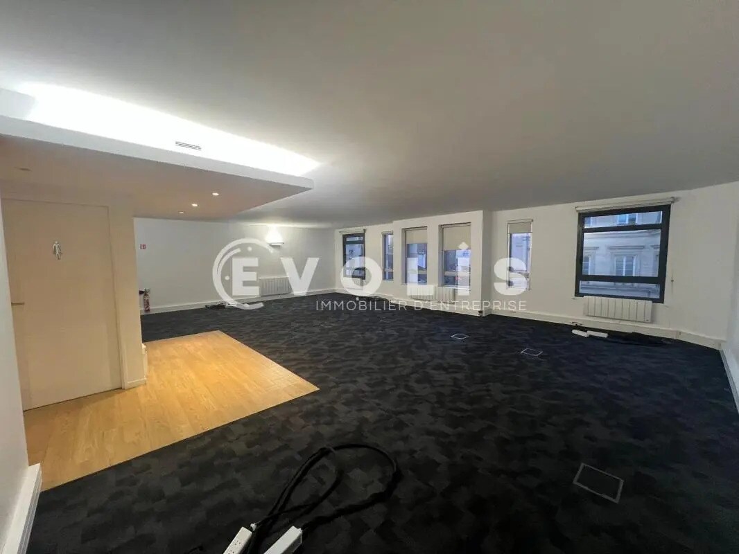 Office in Paris for lease Interior Photo- Image 1 of 5