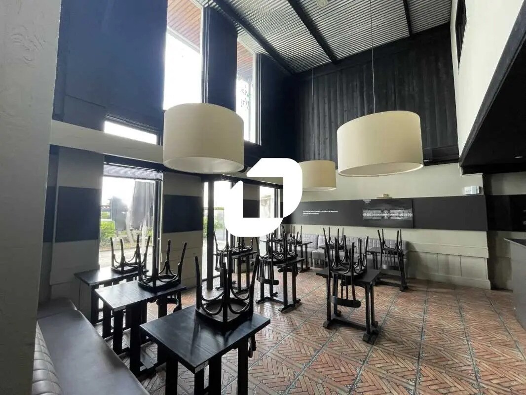 Retail in Le Haillan for lease Interior Photo- Image 1 of 9