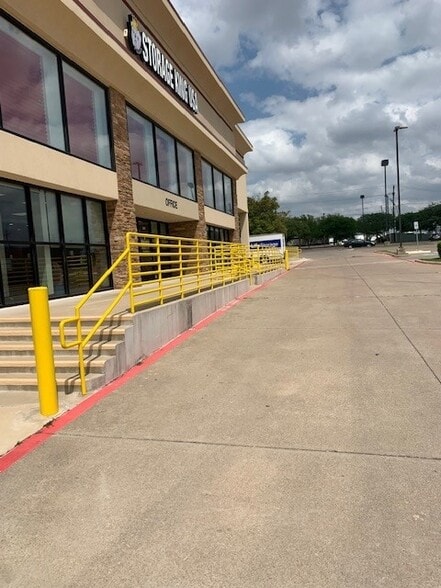 2515 E Rosemeade Pky, Carrollton, TX for lease - Building Photo - Image 2 of 3