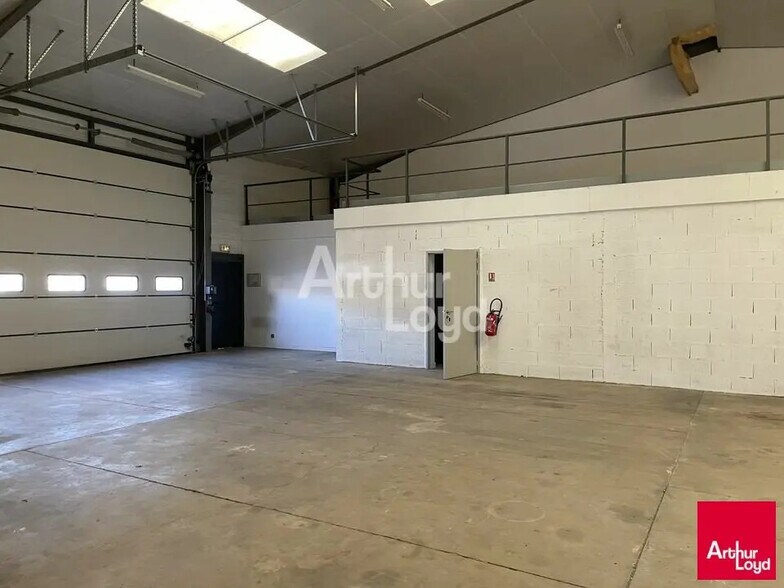 Flex in SAINT-BARTHELEMY-D'ANJOU for lease - Interior Photo - Image 2 of 4