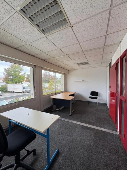 9 Avenue De La Madeleine, Gradignan for lease - Interior Photo - Image 2 of 3