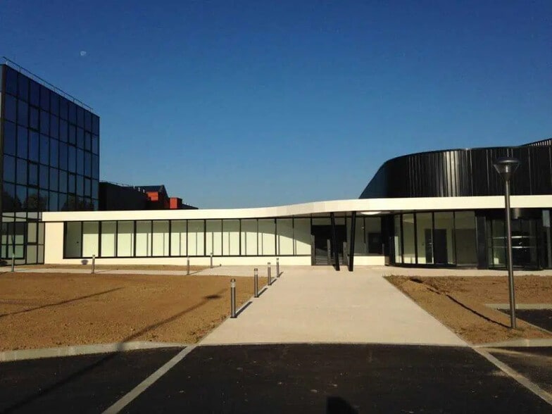 8 Rue Du Maréchal De Lattre De Tassigny, Élancourt for lease - Building Photo - Image 2 of 7