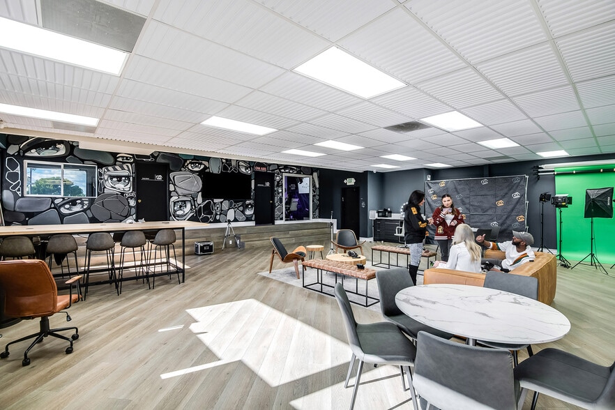 6746 Valjean Ave, Van Nuys, CA for sale - Interior Photo - Image 2 of 28