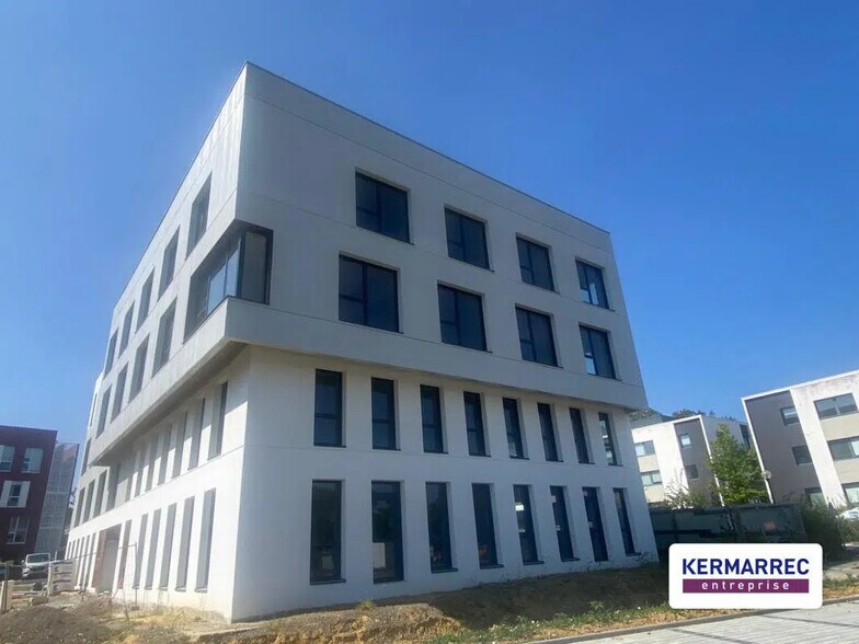 Office in Chartres-de-Bretagne for sale - Building Photo - Image 2 of 4