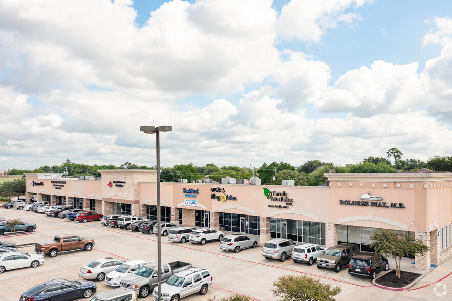 5614-5650 E Sam Houston Pky N, Houston, TX for lease - Building Photo - Image 2 of 7