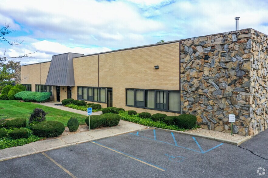 15 Power Dr, Hauppauge, NY 11788