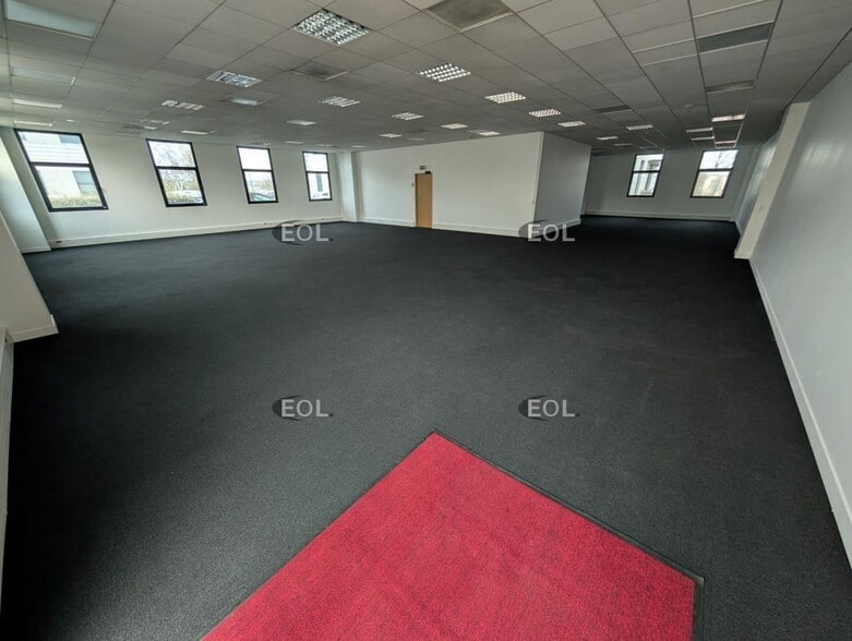 Flex in Créteil for lease - Interior Photo - Image 3 of 8