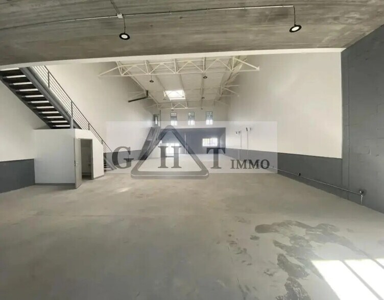 Industrial in Vaux-le-Pénil for lease - Interior Photo - Image 2 of 3