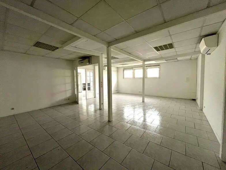 Office in Le Cannet for lease - Interior Photo - Image 1 of 4