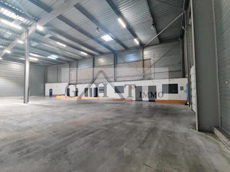 Industrial in Creil for lease - Interior Photo - Image 2 of 3
