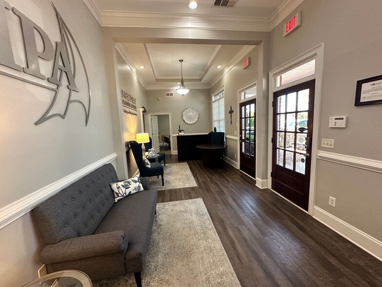 327 Dahlonega Rd, Cumming, GA for lease - Interior Photo - Image 3 of 24