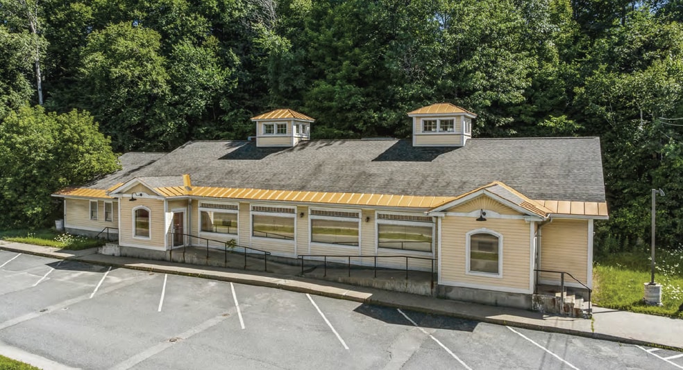 626 Broad St, Lyndonville, VT for sale - Building Photo - Image 1 of 6
