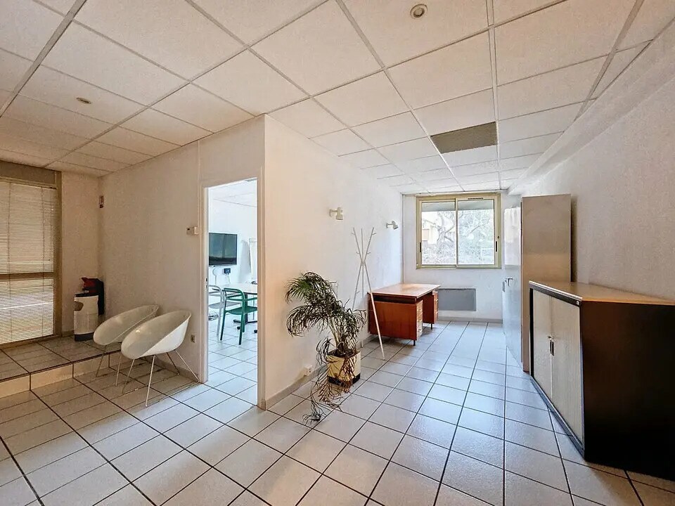 Office in Lyon for sale Building Photo- Image 1 of 13