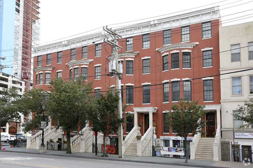 263 Grand St, Jersey City, NJ for lease - Building Photo - Image 2 of 7