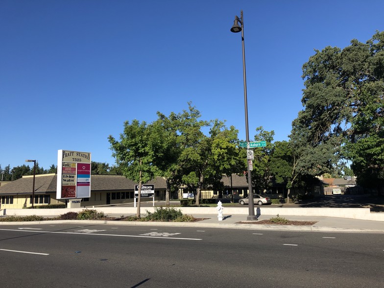 7525 Auburn Blvd, Citrus Heights, CA for lease - Building Photo - Image 2 of 7