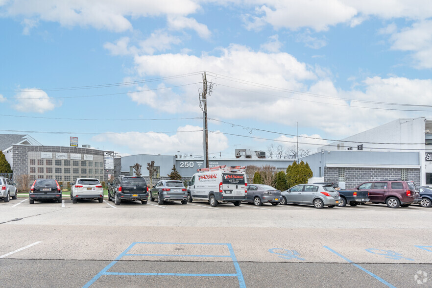 250 Pettit Ave, Bellmore, NY for lease - Building Photo - Image 2 of 5