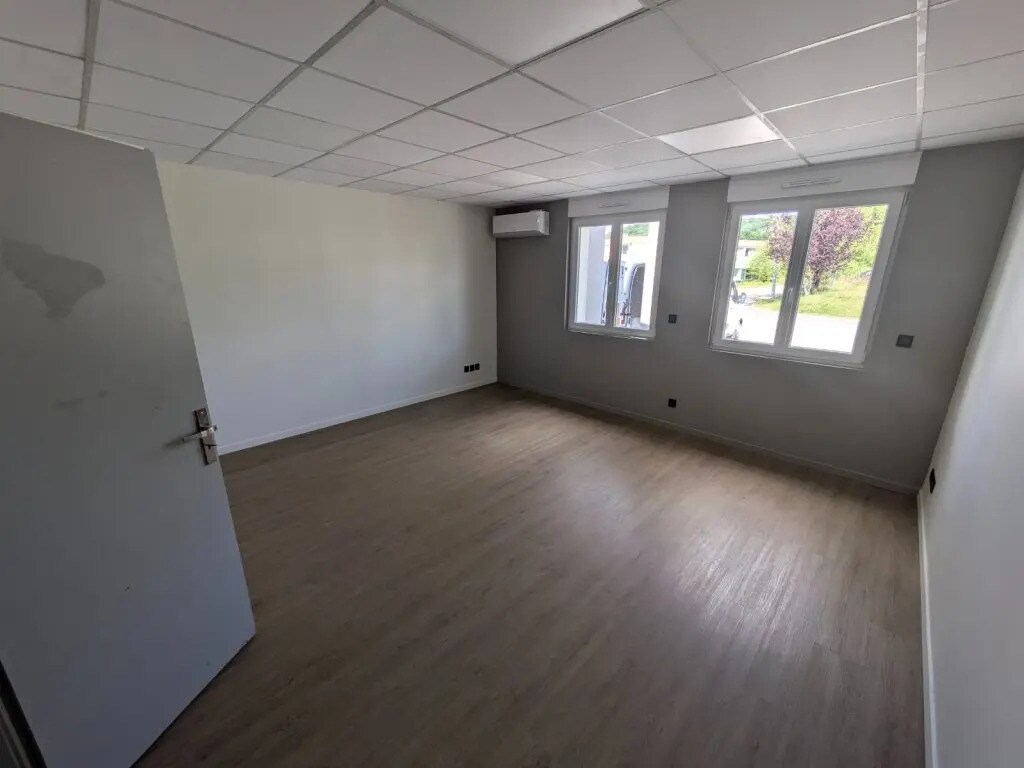 Office in Châtillon-le-Duc for lease Interior Photo- Image 1 of 10