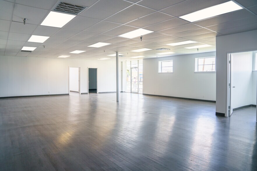 8821 Directors Row, Dallas, TX for sale - Building Photo - Image 1 of 1