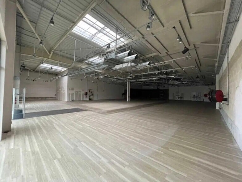 Retail in Vauxbuin for lease - Building Photo - Image 2 of 5