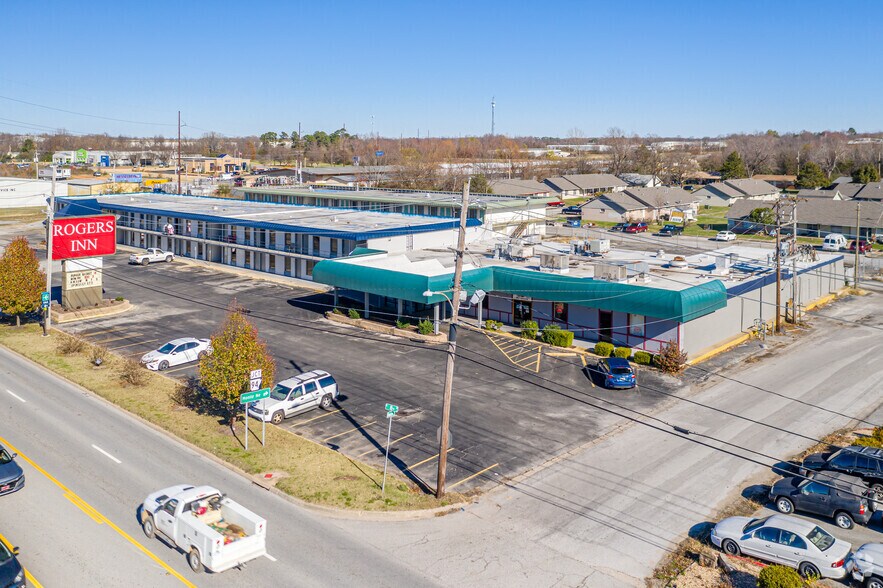 1919 S 8th St, Rogers, AR for sale - Primary Photo - Image 1 of 1