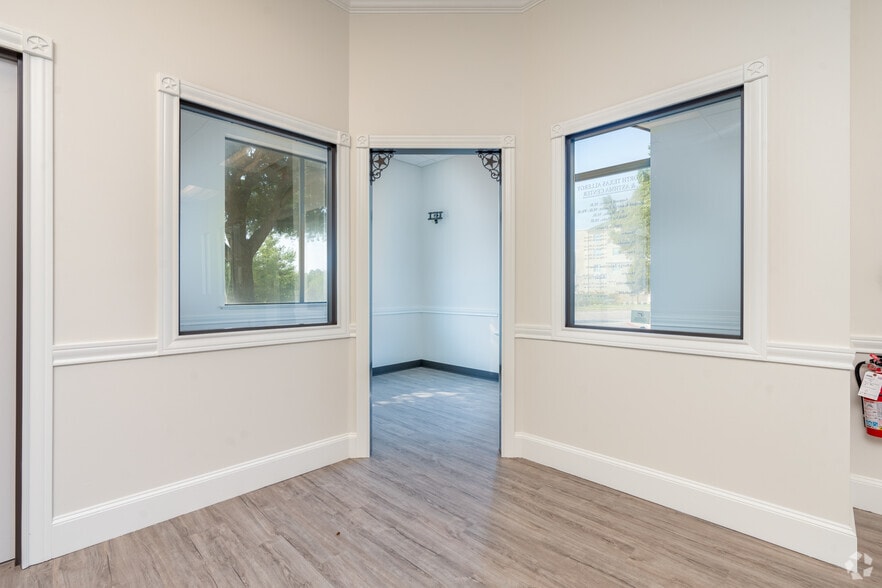 3105 Colorado Blvd, Denton, TX for lease - Interior Photo - Image 3 of 12