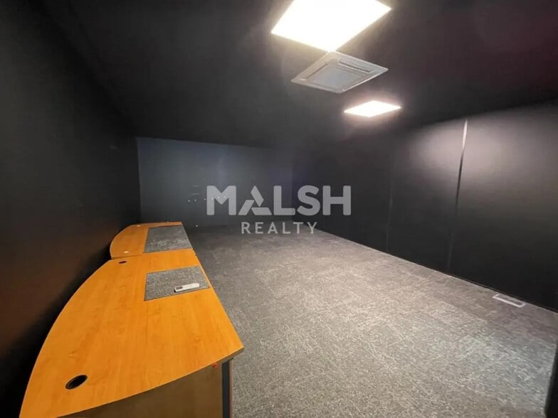 Office in Villeurbanne for lease - Interior Photo - Image 2 of 14