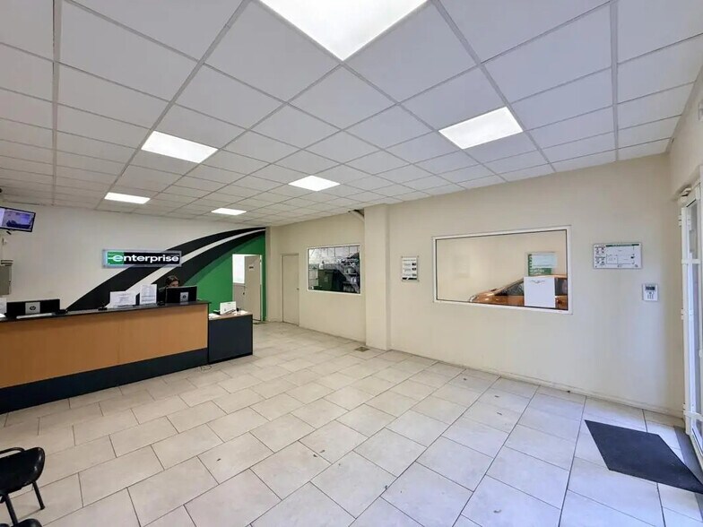 Retail in Fréjus for lease - Lobby - Image 2 of 8