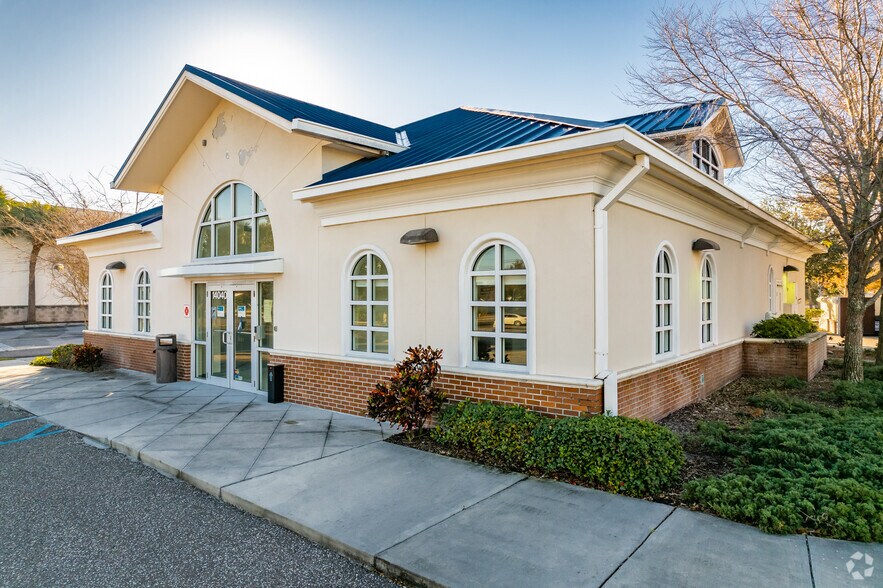 14040 Walsingham Rd, Largo, FL 33774 Suntrust (Truist) Bank