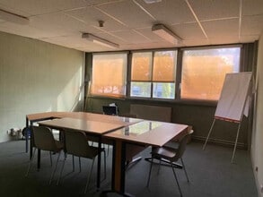 4 Rue Albert Einstein, Trappes for lease Interior Photo- Image 2 of 2