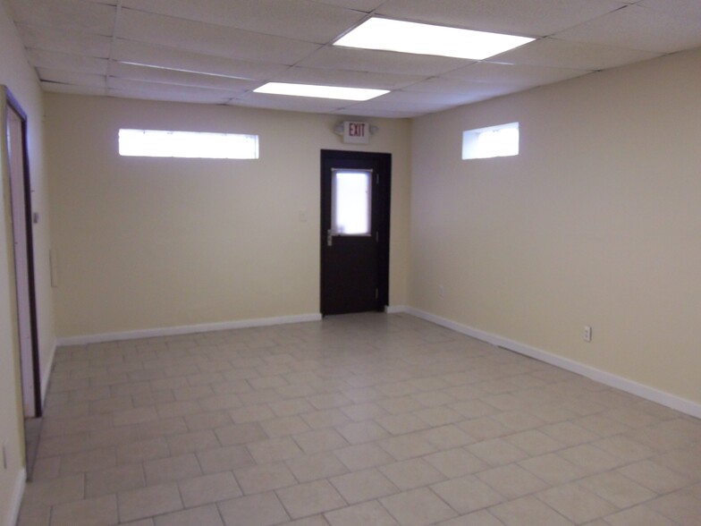 495 N Perry St, Pontiac, MI for lease - Building Photo - Image 2 of 6