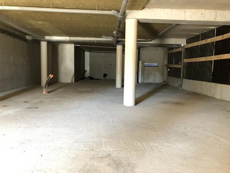 Retail in Tourves for lease - Interior Photo - Image 2 of 4