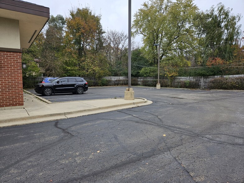 932 N Wright St, Naperville, IL for lease - Building Photo - Image 3 of 42