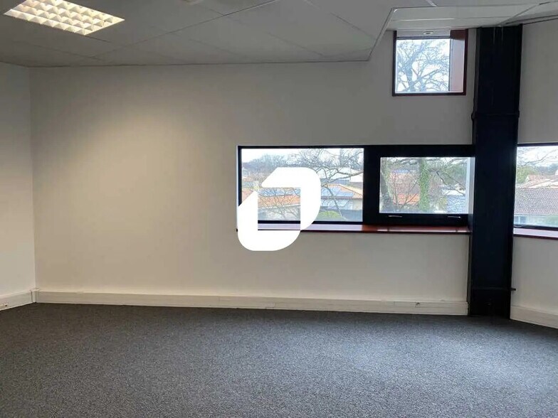 Office in Mérignac for lease - Interior Photo - Image 2 of 18