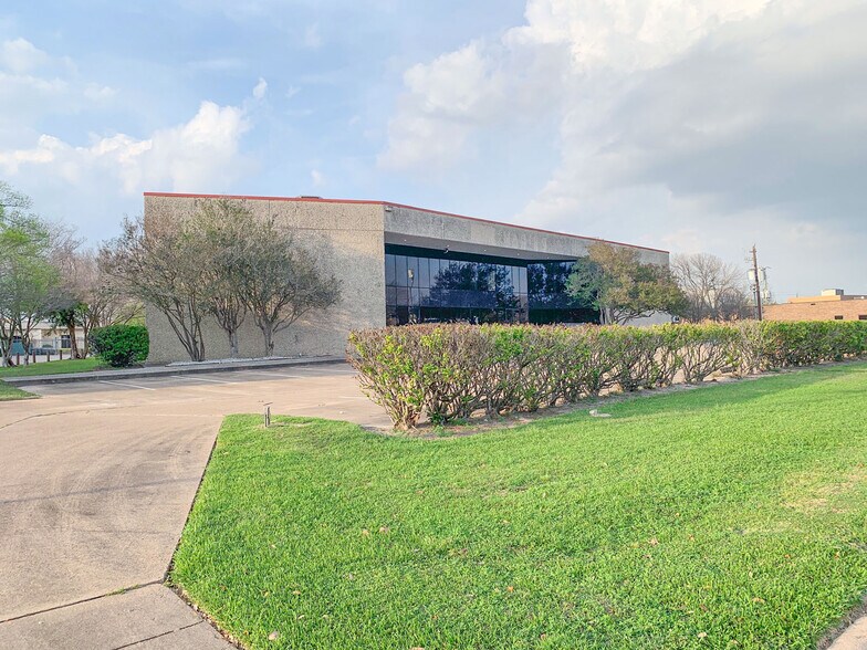 10688 Haddington Dr, Houston, TX 77043