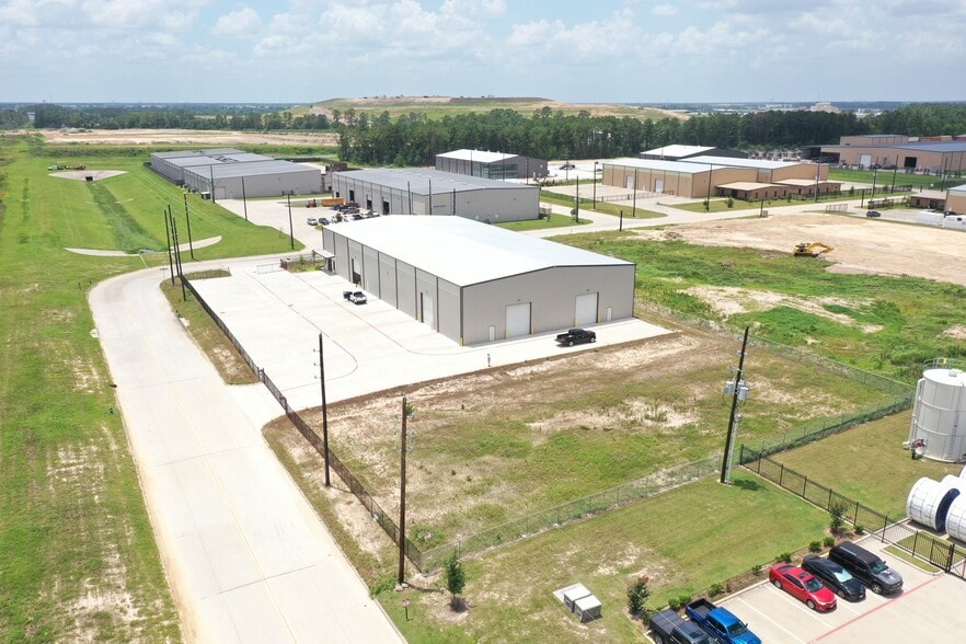 18402 Intercontinental Crossing Dr, Houston, TX for lease - Building Photo - Image 2 of 7