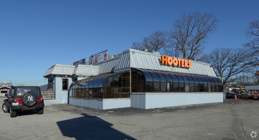 667 Airport Rd, Warwick, RI for sale - Building Photo - Image 2 of 7