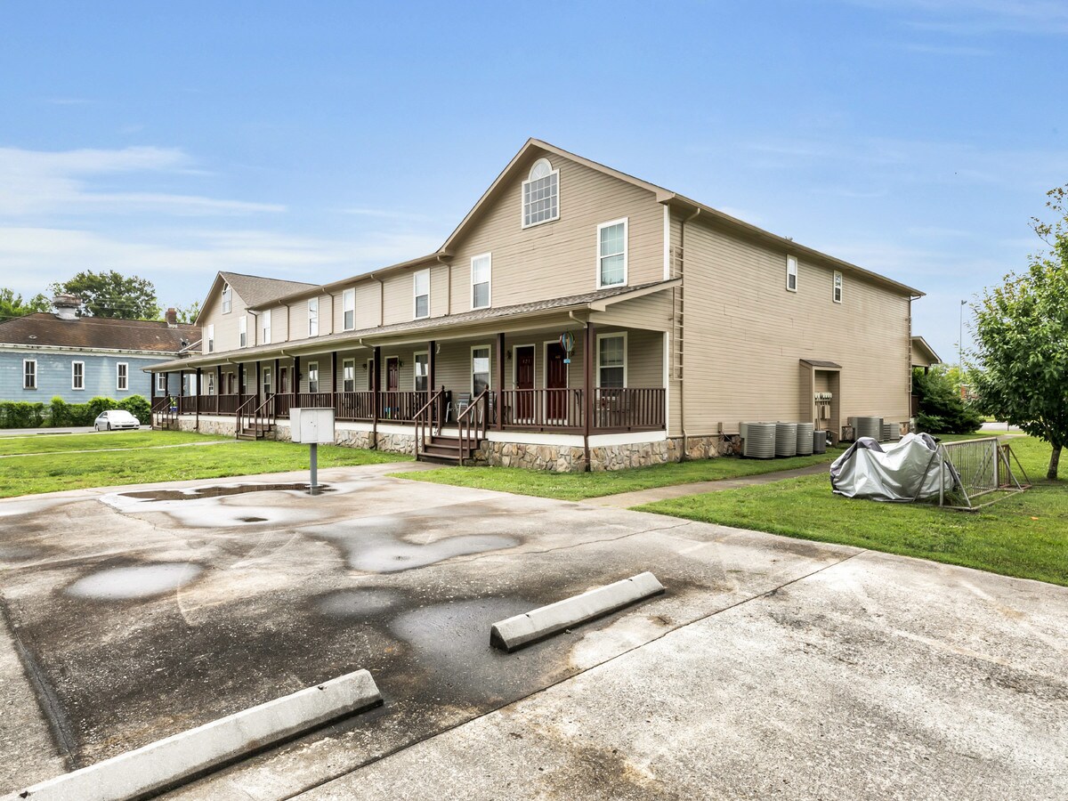 403 Barnhardt Cir, Fort Oglethorpe, GA 30742