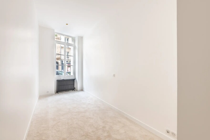 Office in Paris for lease - Interior Photo - Image 2 of 2