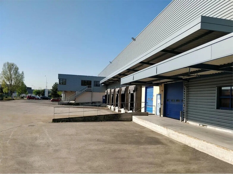 Office in Miribel for lease - Building Photo - Image 2 of 10