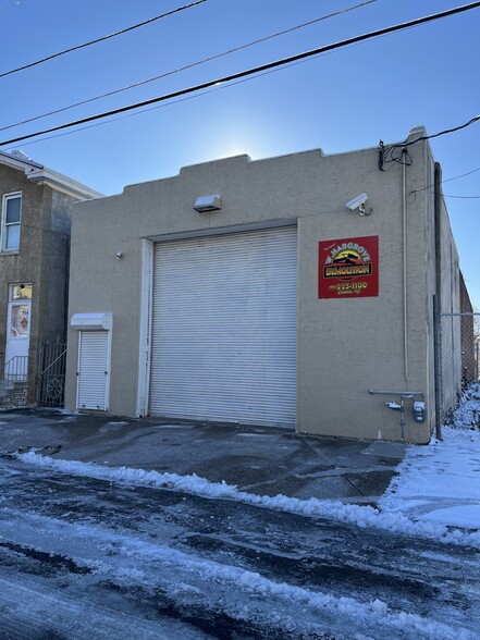 330 Pine St, Camden, NJ for lease - Building Photo - Image 1 of 6