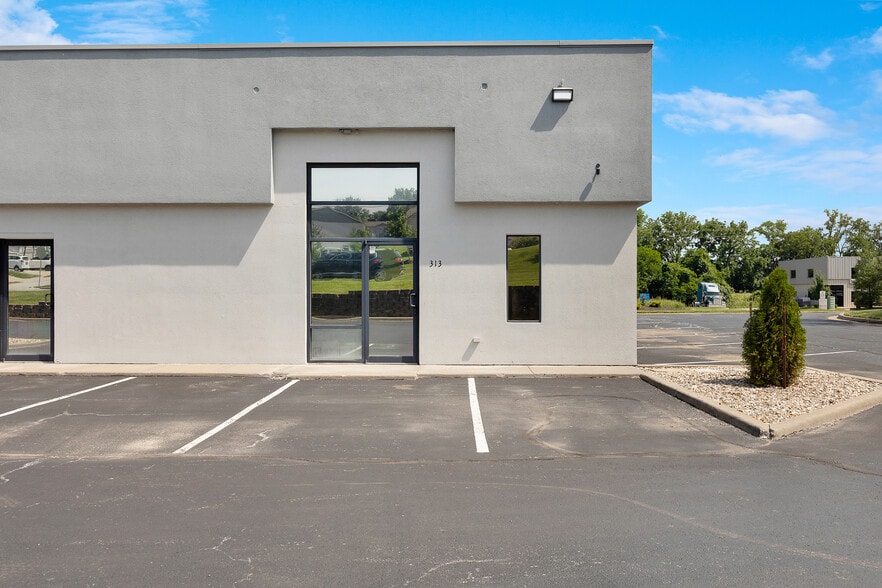 307-313 SE AA Hwy, Blue Springs, MO for lease - Building Photo - Image 3 of 3