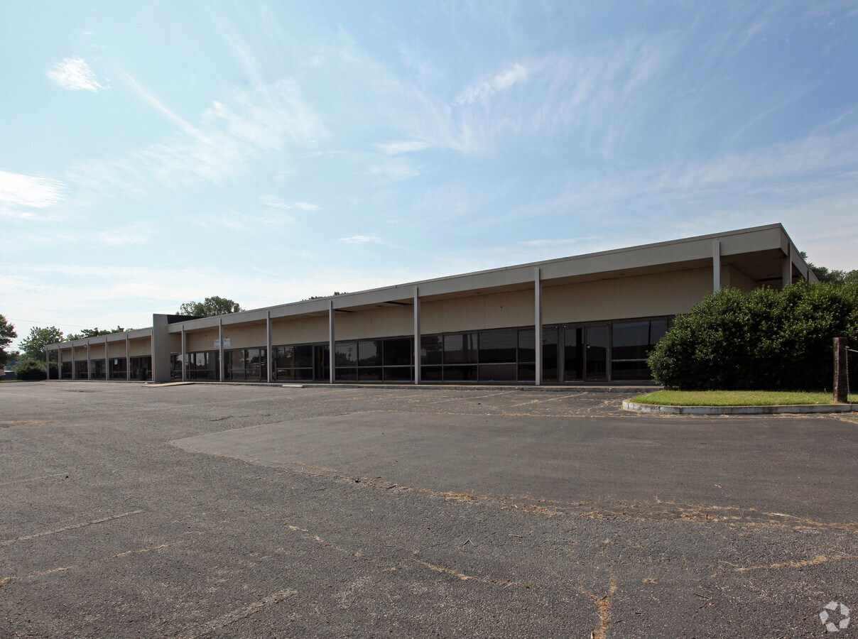 895 E Brooks Rd, Memphis, TN 38116